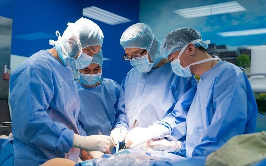 Bác sĩ thực hiện thay lại khớp gối bằng kỹ thuật gióng trục động học không cắt gân cơ anh-2-thumb.jpg