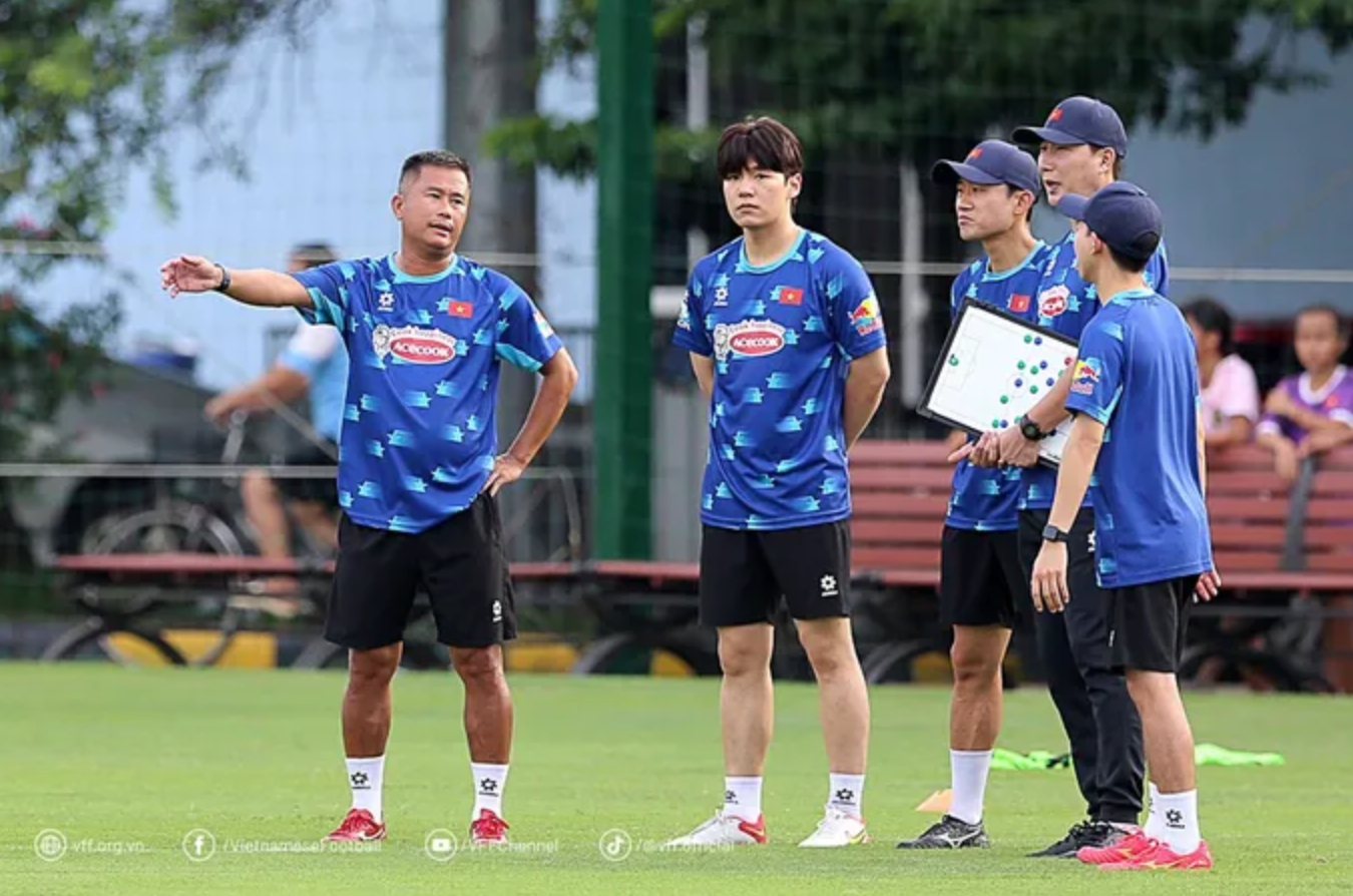 Ông Đinh Hồng Vinh (ngoài cùng bên trái) sẽ đảm nhiệm vị trí Chủ tịch Quy Nhơn United anh-chup-man-hinh-2025-09-23-luc-213610.png