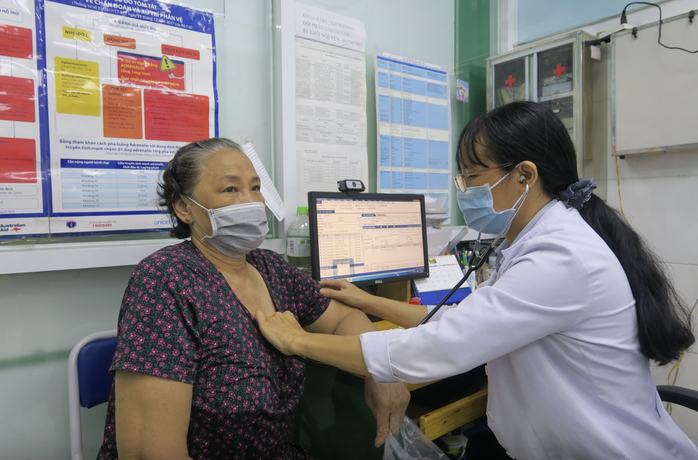 TPHCM ban hành giá khám bệnh tại trạm y tế, chỉ hơn 36.000 đồng/ lượt - Ảnh 1.