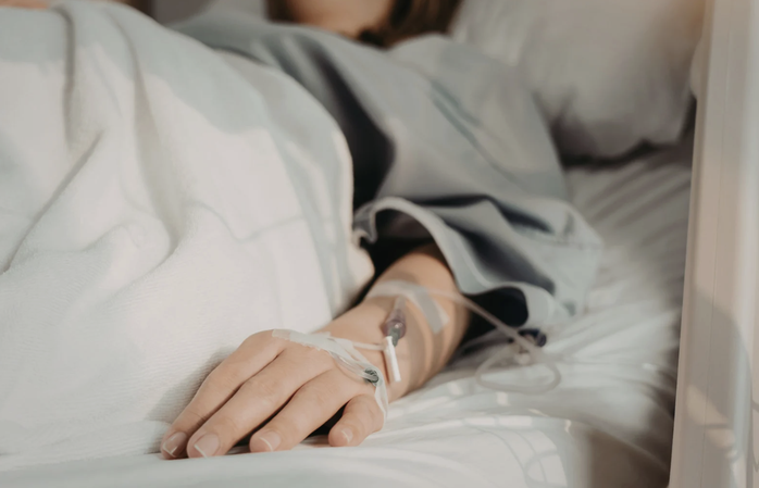 Bệnh nhân tử vong sau truyền dịch tại nhà, nghi sốc phản vệ - Ảnh 1.