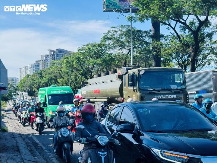 TP.HCM sẽ tạo điều kiện cho xe bồn vận chuyển xăng trong nội thành vào ban ngày để đáp ứng đầy đủ nguồn cung cho các cửa hàng.