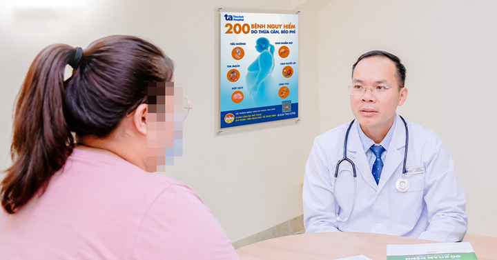 BS.CKI Võ Trần Nguyên Duy tư vấn điều trị cho bệnh nhân.