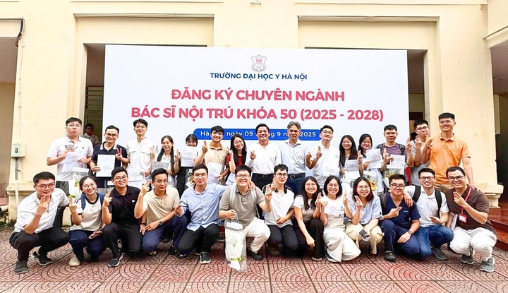 GS Nguyễn Duy Ánh đón các bác sĩ nội trú mới của chuyên ngành Sản Phụ khoa. (Ảnh: BVCC)
