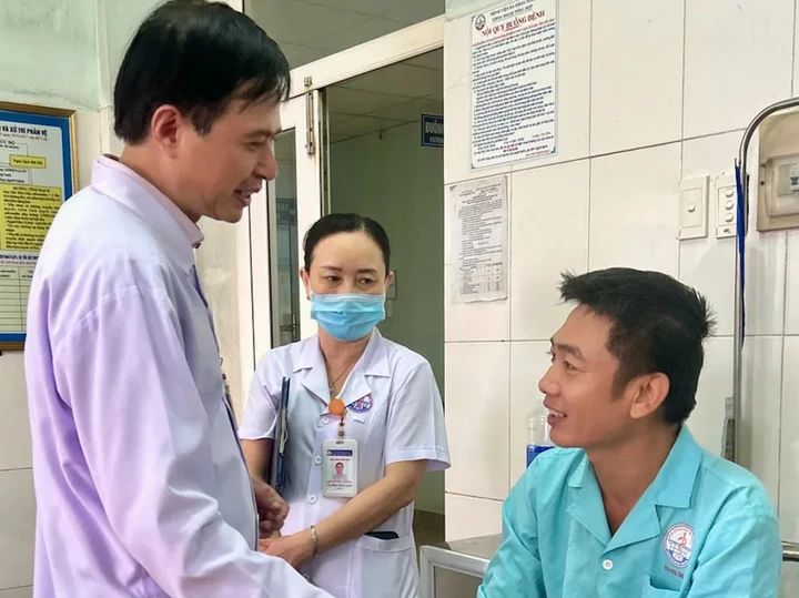 Lãnh đạo Bệnh viện Đa khoa tỉnh Quảng Trị thăm hỏi và giải thích cho bệnh nhân về tổn thương vết mổ sau phẫu thuật nội soi. (Ảnh: C. Châu)