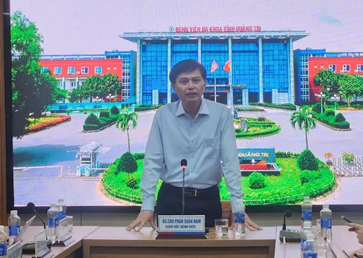 Lãnh đạo Bệnh viện Đa khoa Quảng Trị thông tin về 70 ca bệnh có tình trạng sưng tấy, chảy dịch kéo dài tại vị vết mổ sau phẫu thuật nội soi. (Ảnh: ND)