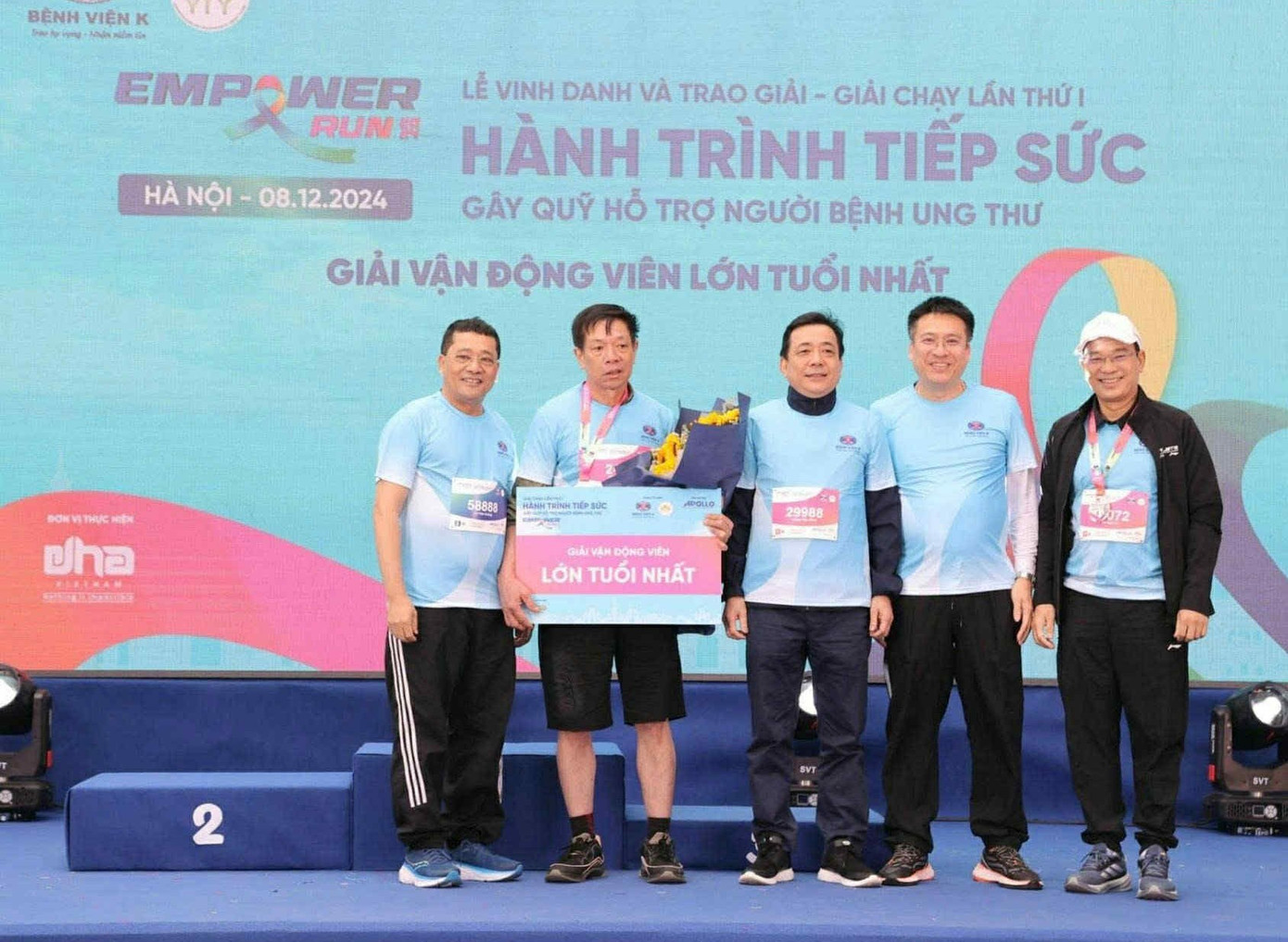 GS.TS Lê Văn Quảng (ngoài cùng bên trái), Giám đốc BV K trao thưởng cho vận động viên đặc biệt Nguyễn Tiến Phúc. bao-ve-1.jpg