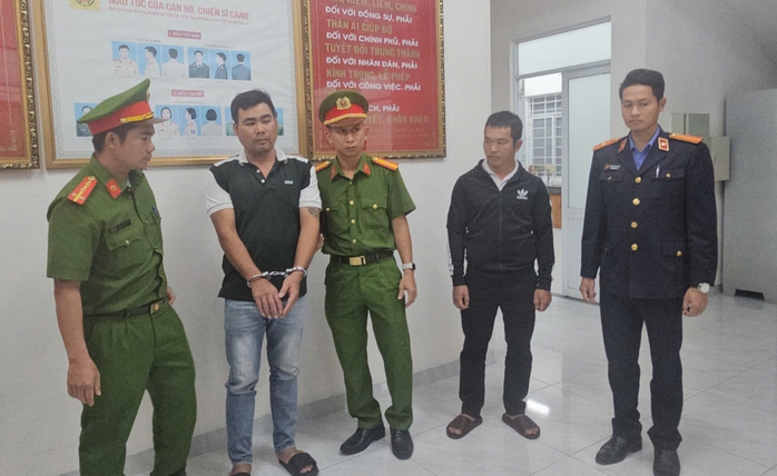 Bắt tạm giam 2 đối tượng cố ý gây thương tích khiến nạn nhân liệt giường - Ảnh 1.