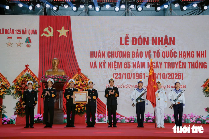 Truy tặng danh hiệu Anh hùng lực lượng vũ trang nhân dân cho 3 cán bộ đoàn tàu không số huyền thoại - Ảnh 1.