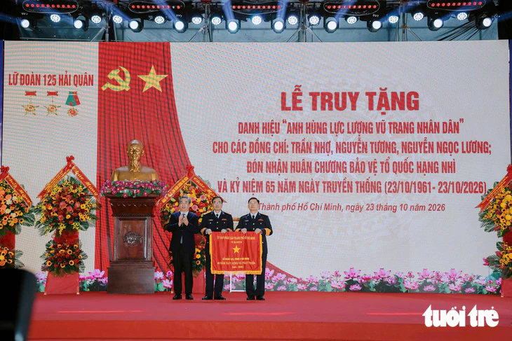 Truy tặng danh hiệu Anh hùng lực lượng vũ trang nhân dân cho 3 cán bộ đoàn tàu không số huyền thoại - Ảnh 5.