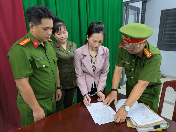Công an TP.HCM bắt khẩn cấp chủ cơ sở nha khoa hành hung khách hàng để điều tra về hành vi gây rối trật tự công cộng.