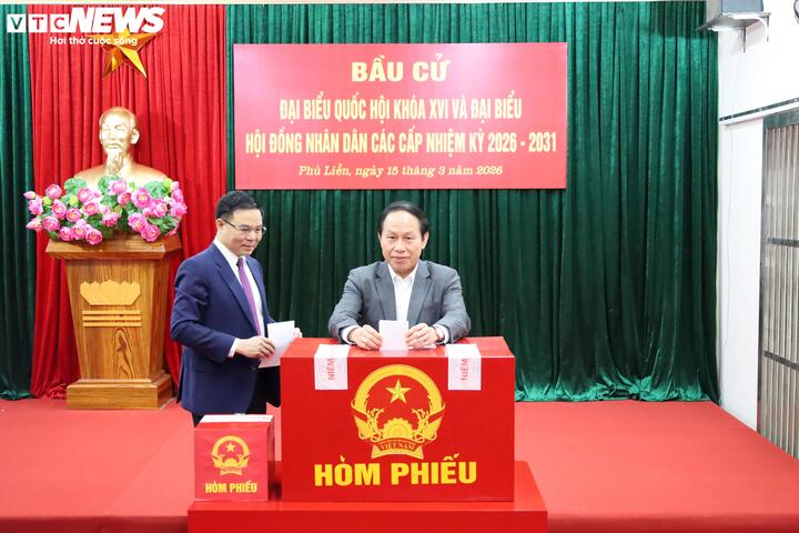 Bí thư Thành ủy Hải Phòng Lê Tiến Châu bỏ phiếu tại Khu vực bỏ phiếu số 3, phường Phù Liễn, TP. Hải Phòng.
