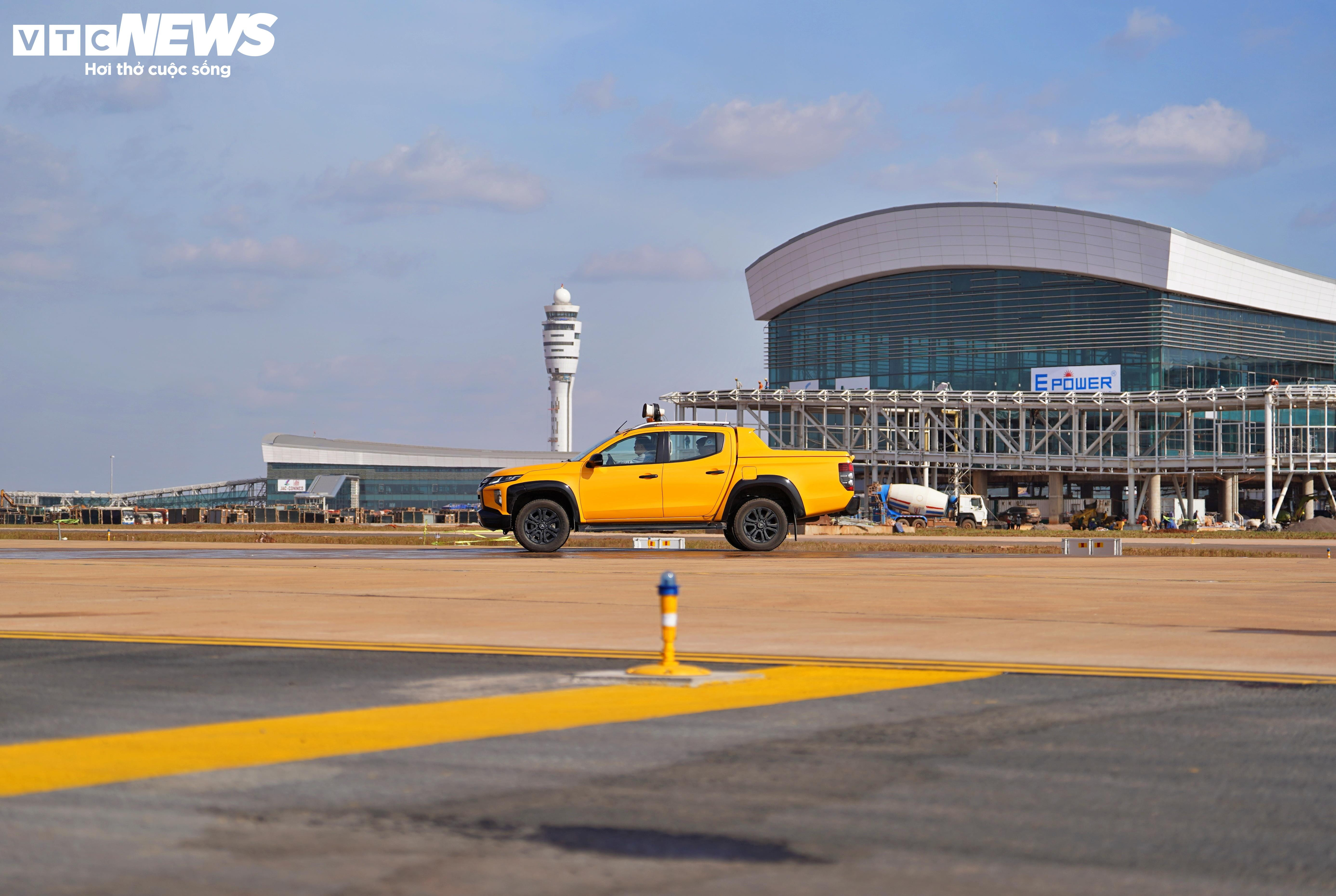 Cận cảnh máy bay lớn nhất Việt Nam hạ cánh xuống sân bay Long Thành - 2