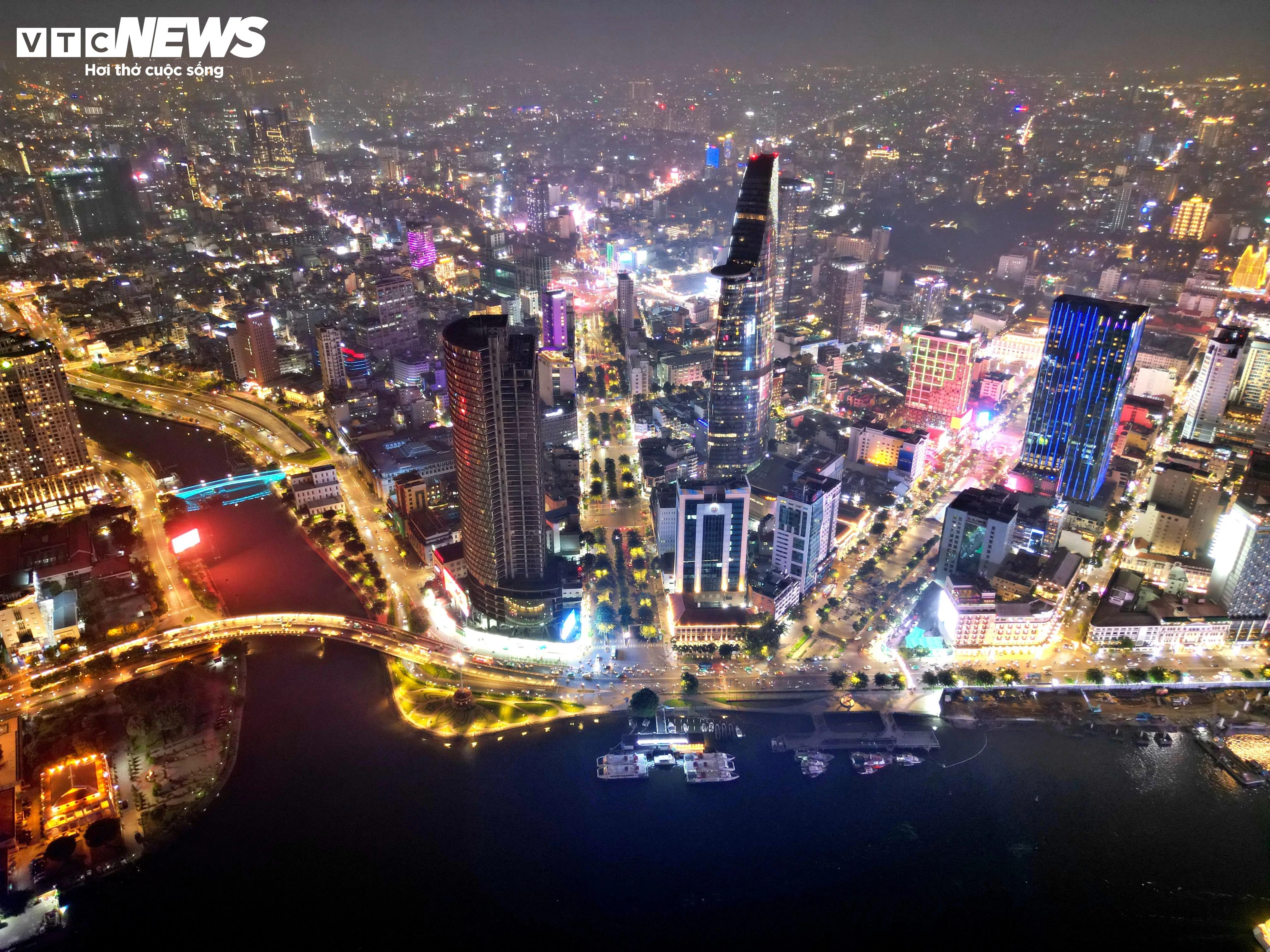 Nhà thờ Đức Bà khoác 1.000 km đèn LED, rực sáng đón Giáng sinh - 10