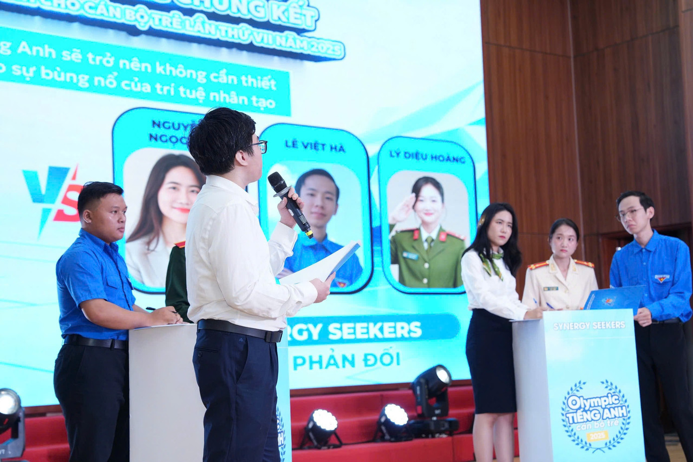 Nguyễn Thanh Bình (người cầm micro) đang thuyết trình tại vòng Chung kết Olympic tiếng Anh toàn quốc. binh-thuyet-trinh.jpg