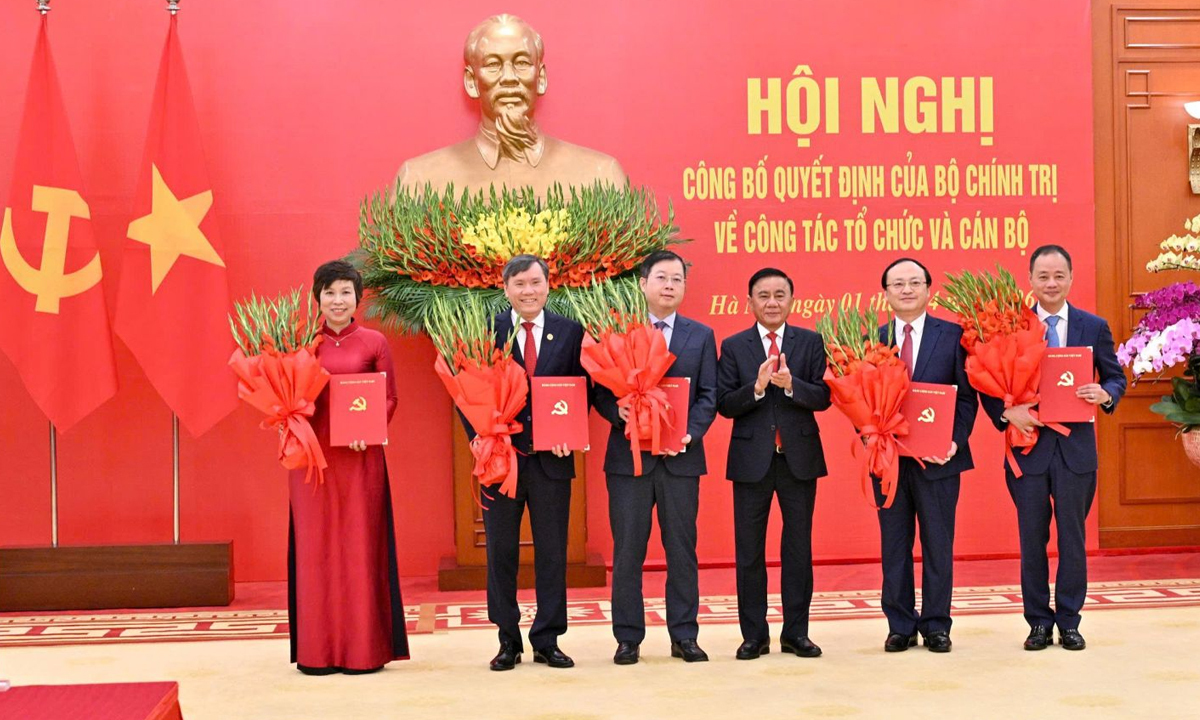 Thường trực Ban Bí thư Trần Cẩm Tú trao Quyết định của Bộ Chính trị cho đại diện lãnh đạo 5 cơ quan.