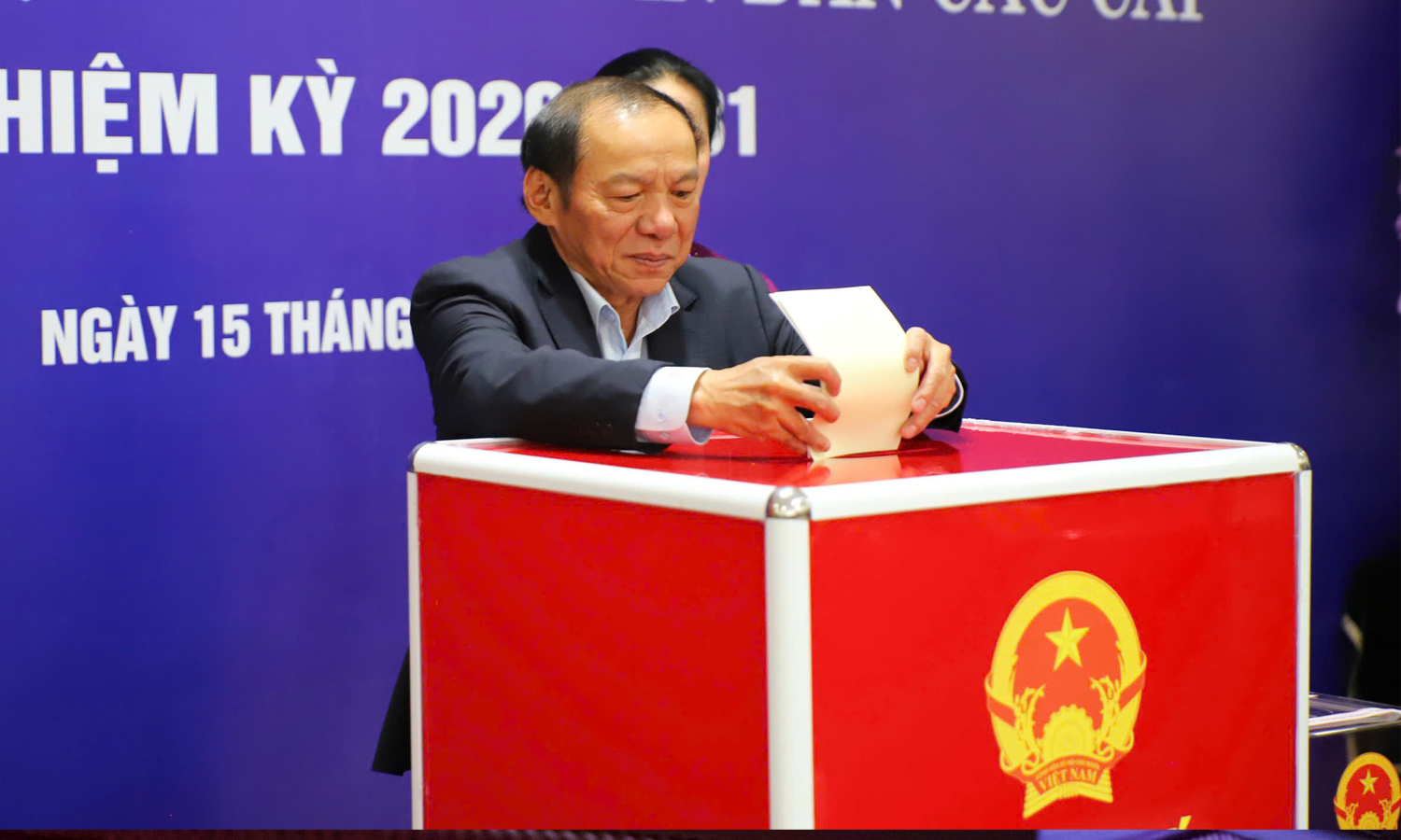 Bộ trưởng Văn hóa, Thể thao và Du lịch Nguyễn Văn Hùng bỏ phiếu bầu cử tại Khu vực số 7, phường Xuân Đỉnh, Hà Nội.