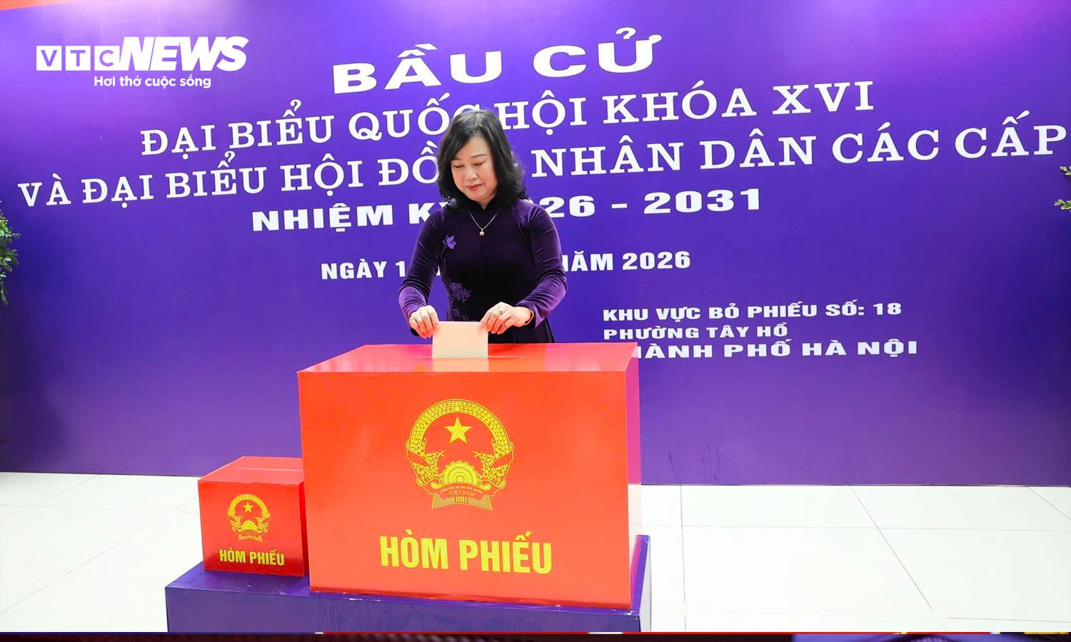 Bộ trưởng Y tế Đào Thị Hồng Lan bỏ phiếu bầu tại Khu vực bỏ phiếu số 18, phường Tây Hồ, Hà Nội