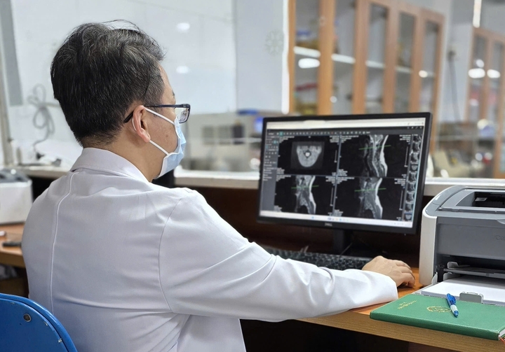 Hình ảnh tổn thương tủy sống trên bệnh nhân ngộ độc khí N2O.