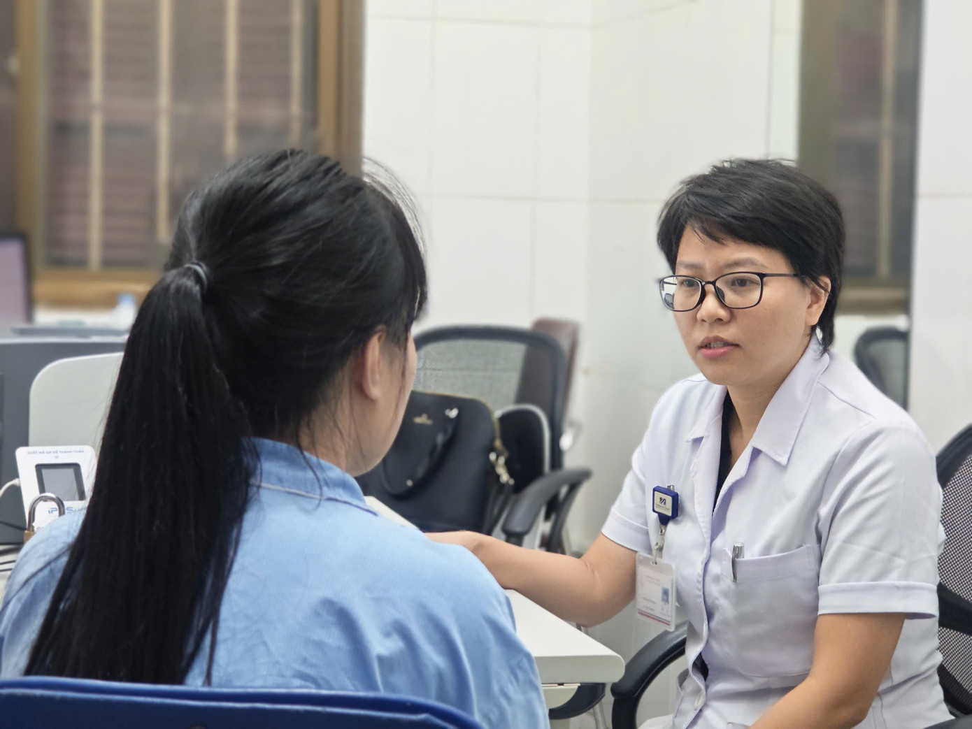 Bác sĩ Hoa tư vấn cho bệnh nhân. bs-hoa.jpg