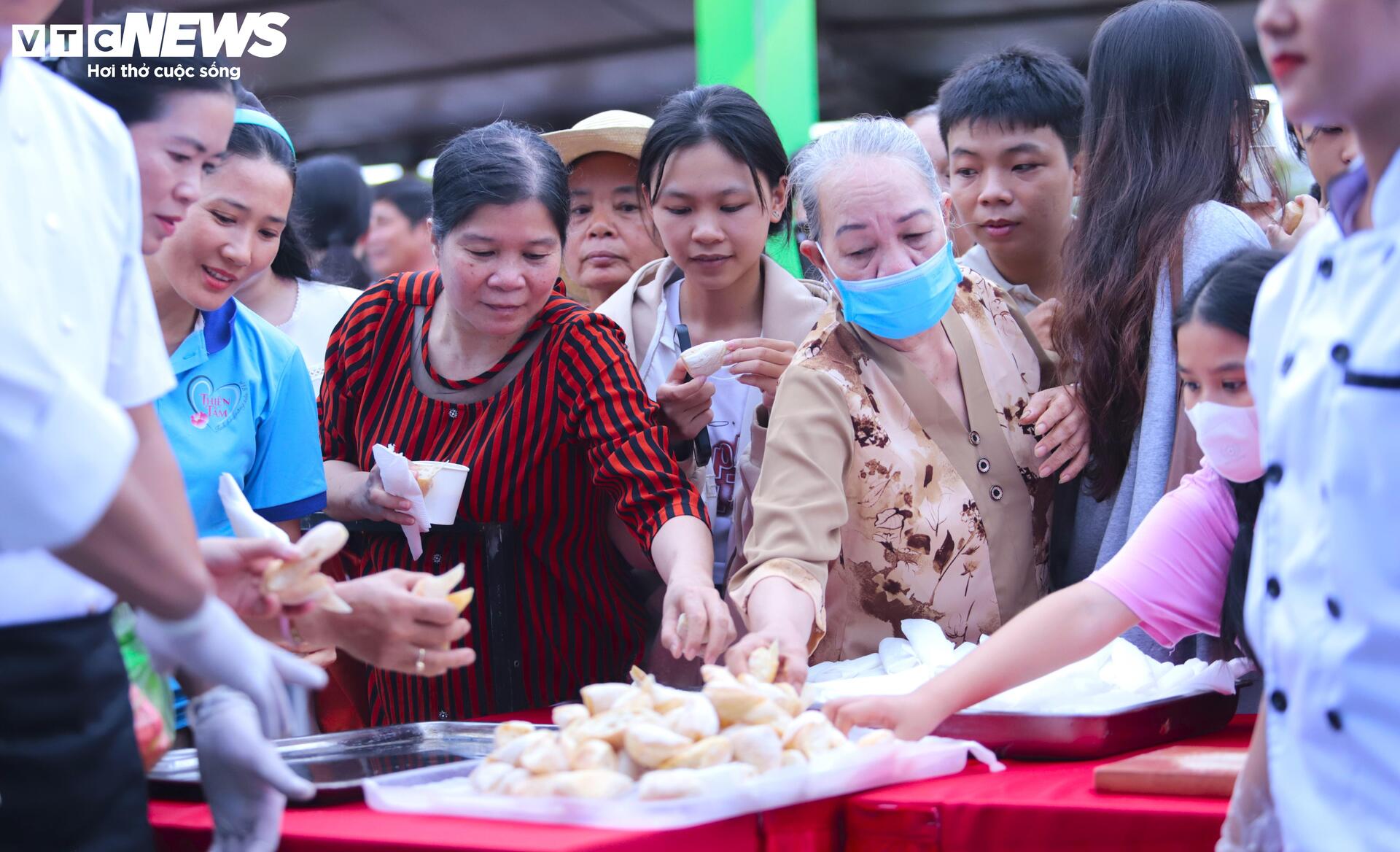 Mãn nhãn cảnh chế biến cá ngừ đại dương hơn nửa tạ phục vụ miễn phí du khách - 10