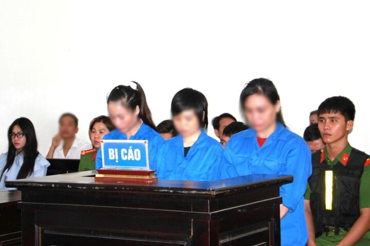 Ba bị cáo tại phiên tòa xét xử về tội 