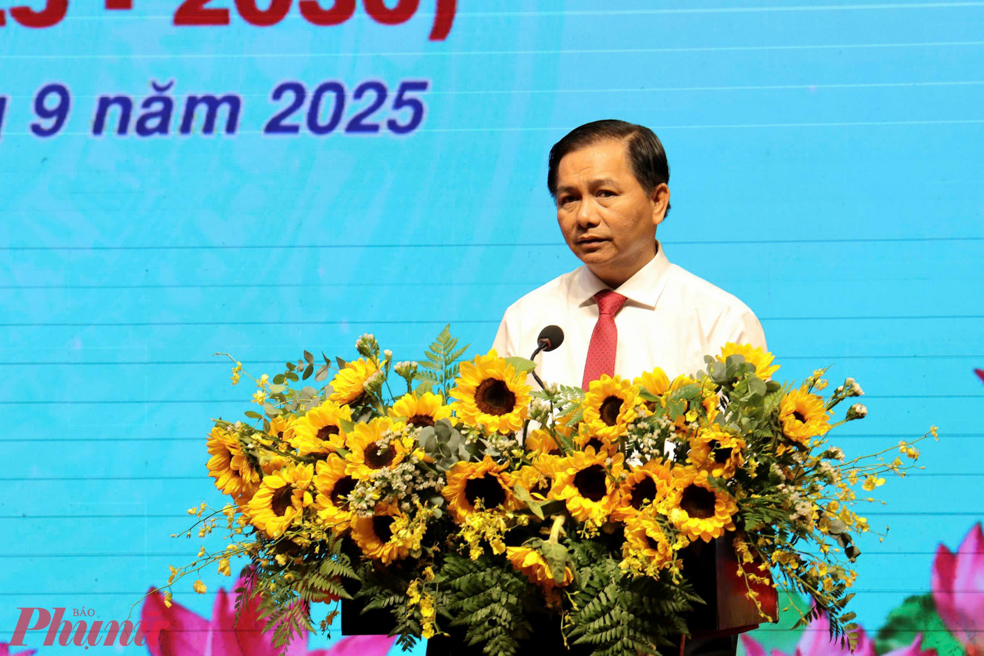 Thi đua yêu nước là sợi chỉ đỏ liên kết các tập thể, cá nhân dốc sức cho quê hương Ông Trần Văn Lâu - Chủ tịch UBND TP Cần Thơ phát biểu tại Đại hội thi đua yêu nước. Ảnh: Trung Phạm