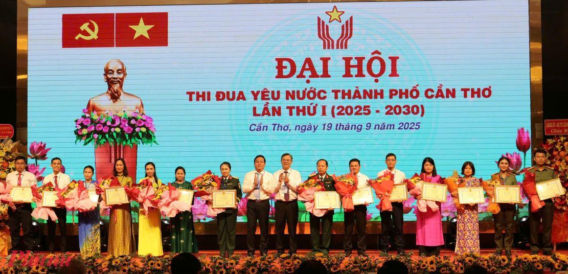 Thi đua yêu nước là sợi chỉ đỏ liên kết các tập thể, cá nhân dốc sức cho quê hương TP Cần Thơ biểu dương các tập thể, cá nhân có thành tích tiêu biểu xuất sắc trong phong trào thi đua yêu nước giai đoạn 2020 - 2025. Ảnh: Trung Phạm