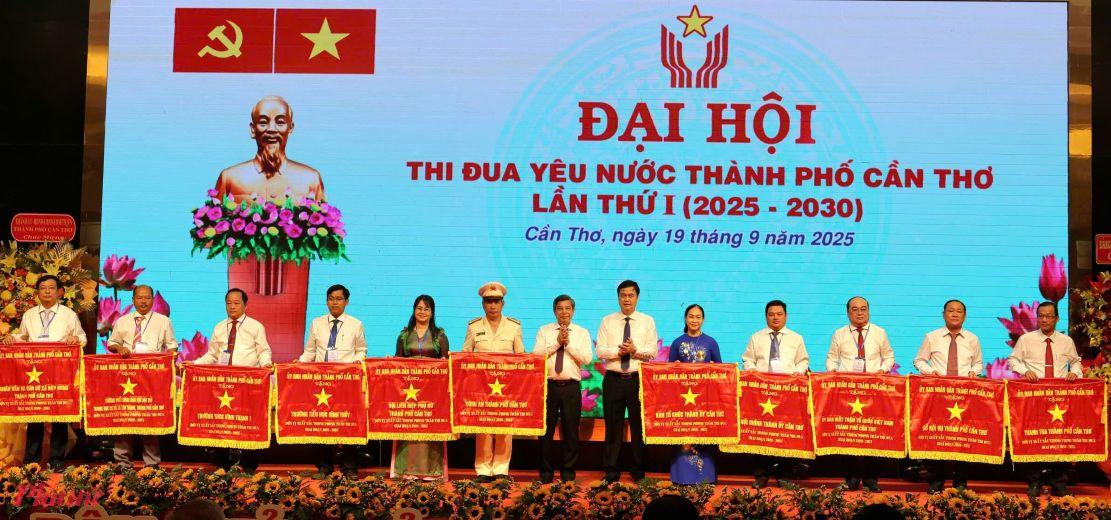 Thi đua yêu nước là sợi chỉ đỏ liên kết các tập thể, cá nhân dốc sức cho quê hương Chủ tịch UBND TP Cần Thơ đã tặng cờ thi đua cho 11 tập thể;