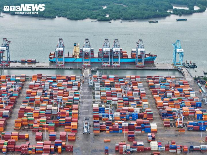 Ghi nhận của PV Báo Điện tử VTC News kho cảng LNG Cái Mép nằm tại khu vực cụm cảng Cái Mép, gần cầu Rạch Ngã Tư, sở hữu vị trí thuận lợi về giao thông và kết nối hạ tầng. Dự án bắt đầu vận hành thương mại từ quý III/2025, sau giai đoạn xây dựng và chạy thử.