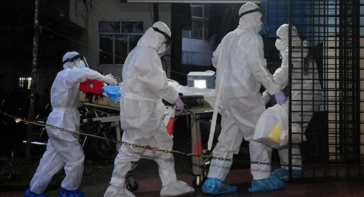 Một bệnh nhân được các bác sĩ xác định nhiễm virus Nipah đã được chuyển vào khoa hồi sức tích cực (ICU) của khu cách ly Nipah năm 2024. (Ảnh: Reuters).