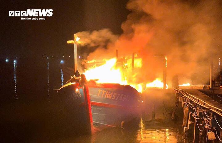Tàu cá của ngư dân phường Thuận An (TP Huế) bốc cháy ngùn ngụt trong đêm. (Ảnh: Võ Tiến)