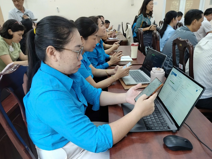 CÔNG ĐOÀN SÁT CÁNH VỚI NGƯỜI LAO ĐỘNG (*): Chuyển từ quản lý sang phục vụ - Ảnh 1.