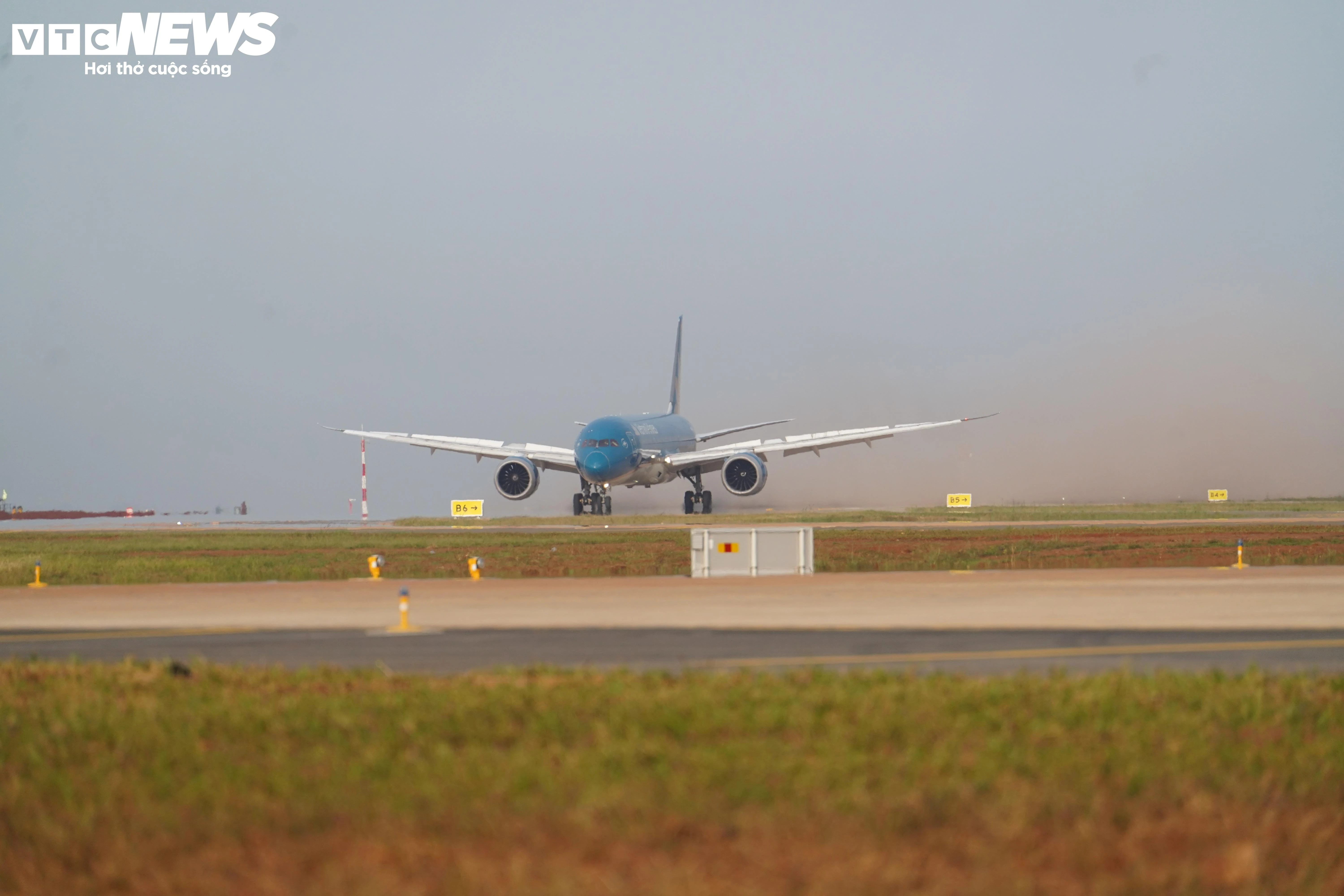 Cận cảnh máy bay lớn nhất Việt Nam hạ cánh xuống sân bay Long Thành - 4