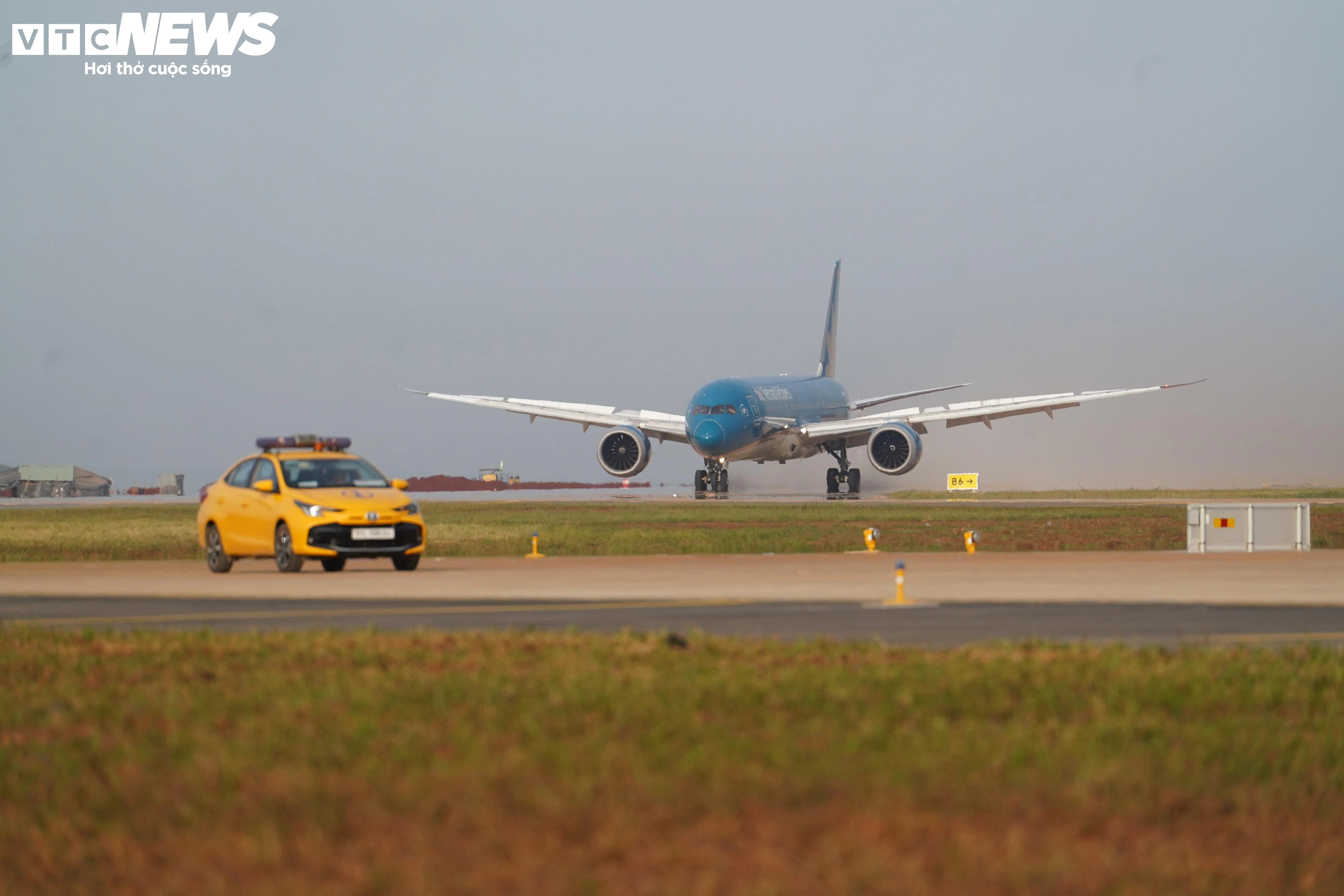 Cận cảnh máy bay lớn nhất Việt Nam hạ cánh xuống sân bay Long Thành - 5