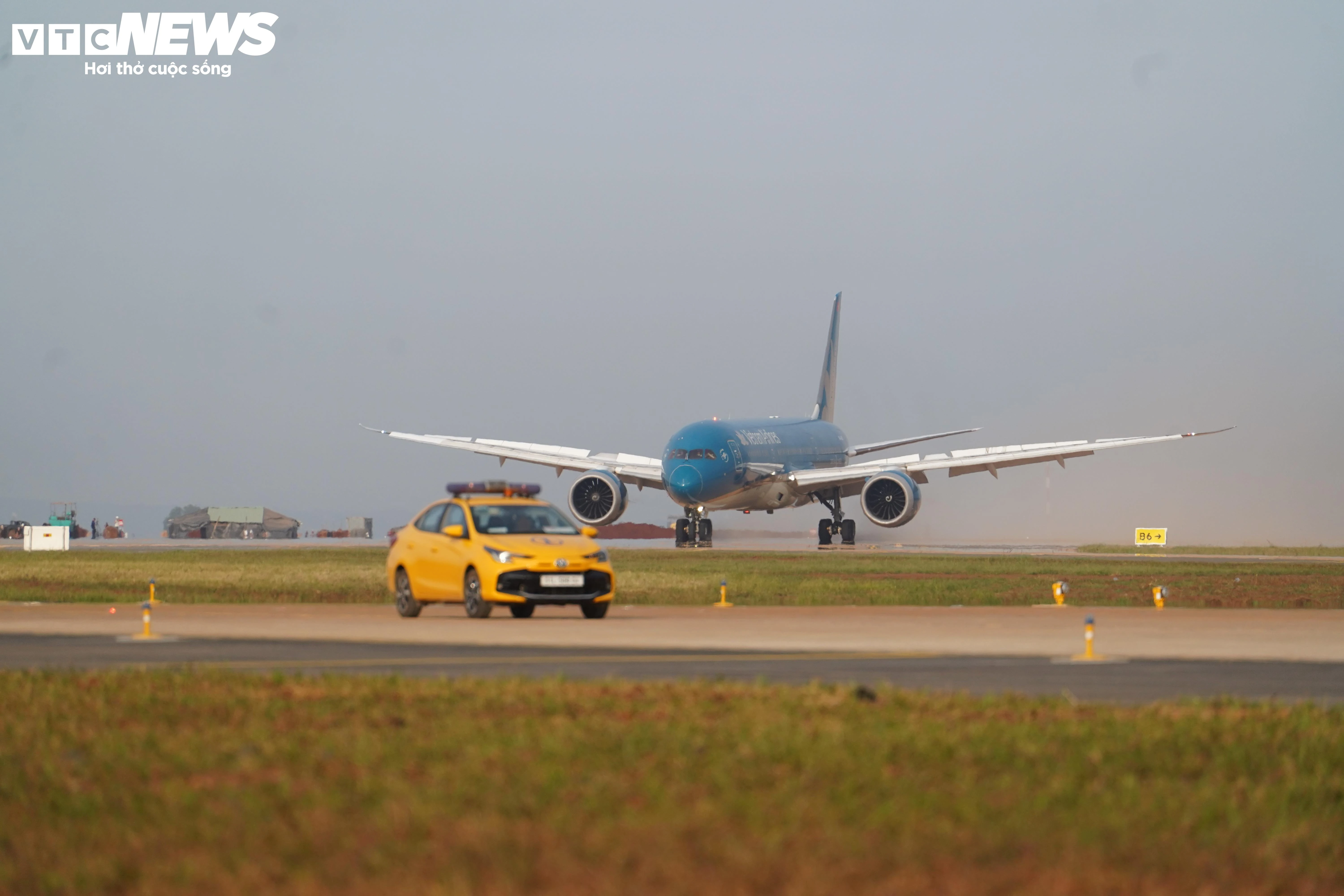 Cận cảnh máy bay lớn nhất Việt Nam hạ cánh xuống sân bay Long Thành - 6