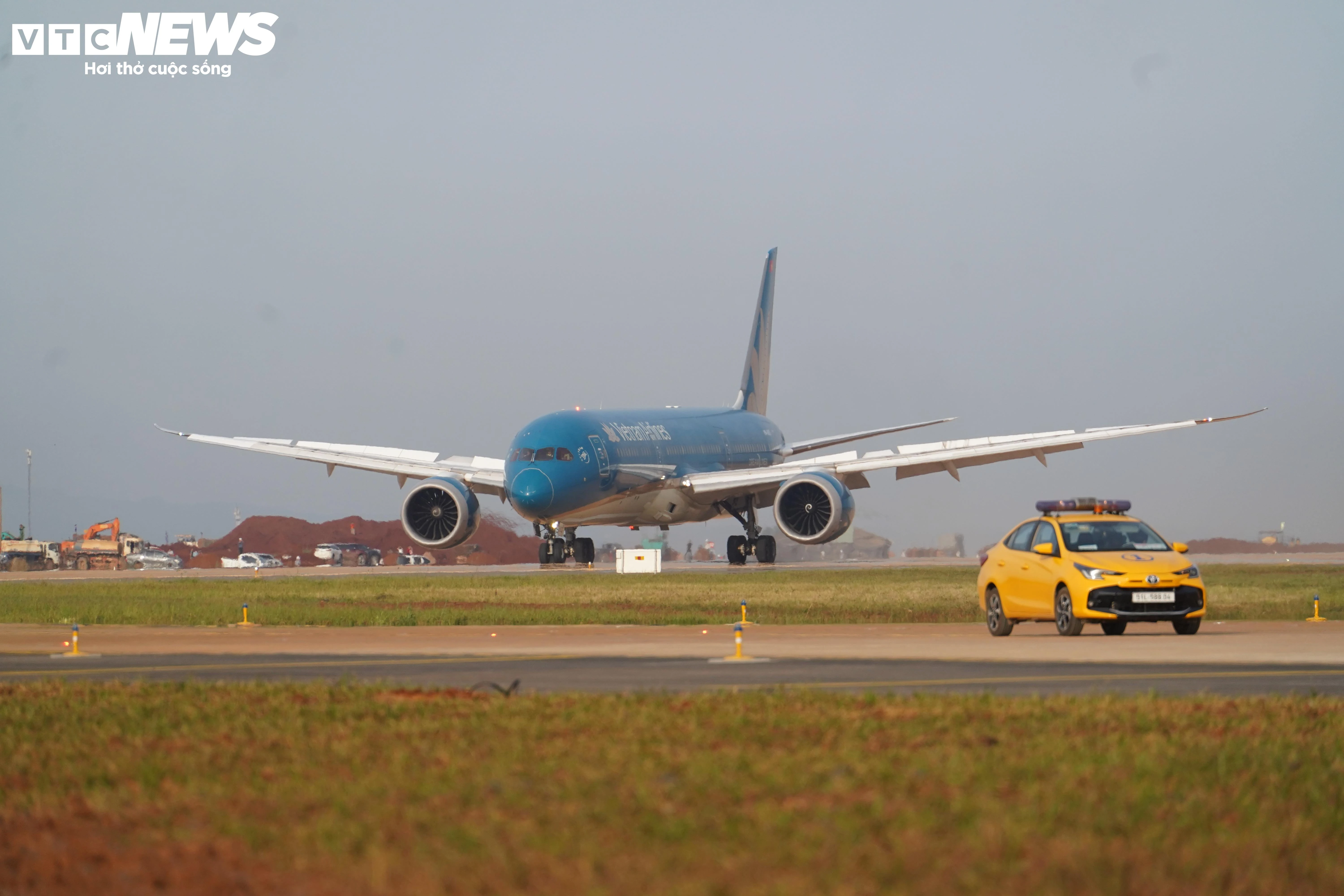 Cận cảnh máy bay lớn nhất Việt Nam hạ cánh xuống sân bay Long Thành - 7