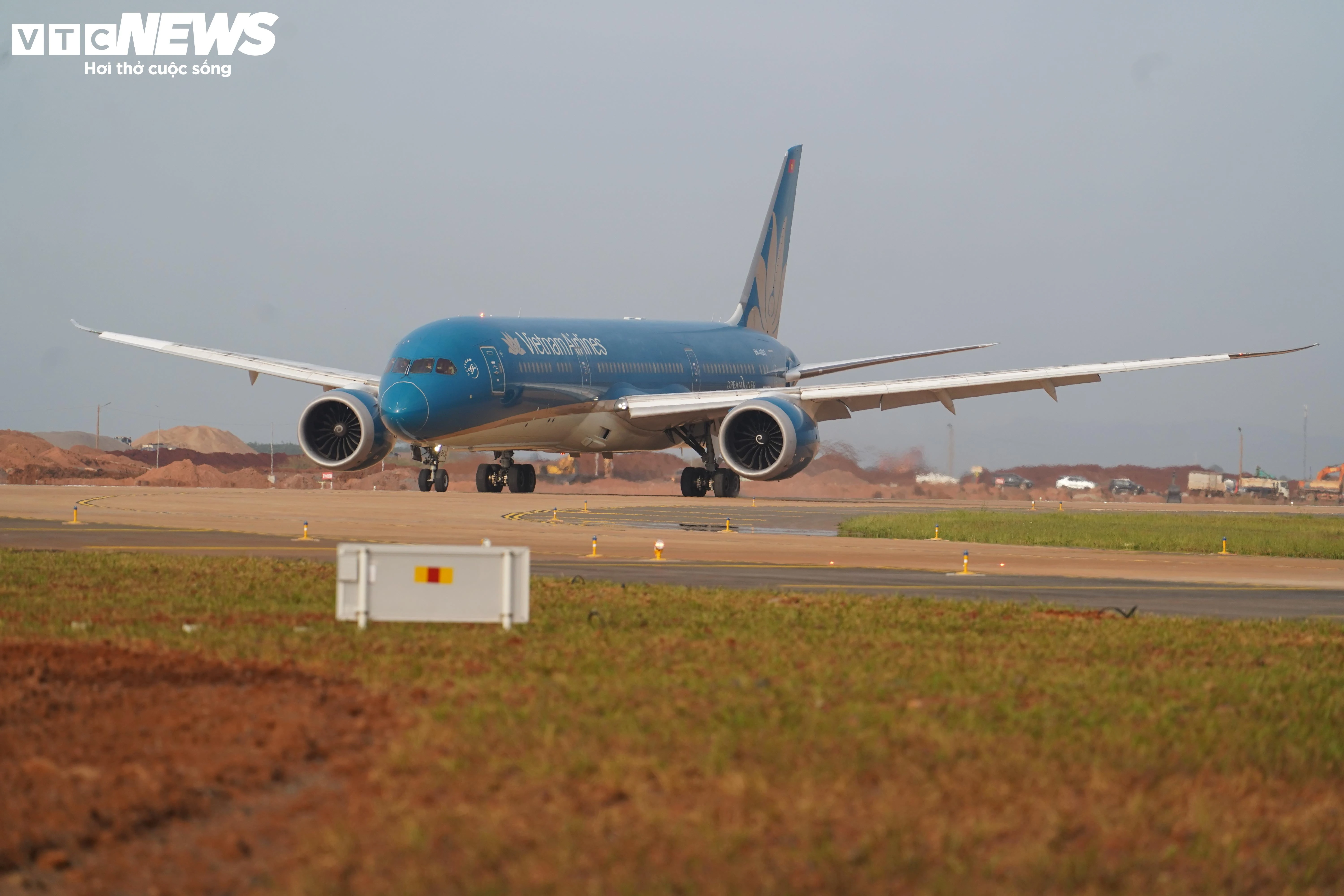 Cận cảnh máy bay lớn nhất Việt Nam hạ cánh xuống sân bay Long Thành - 14