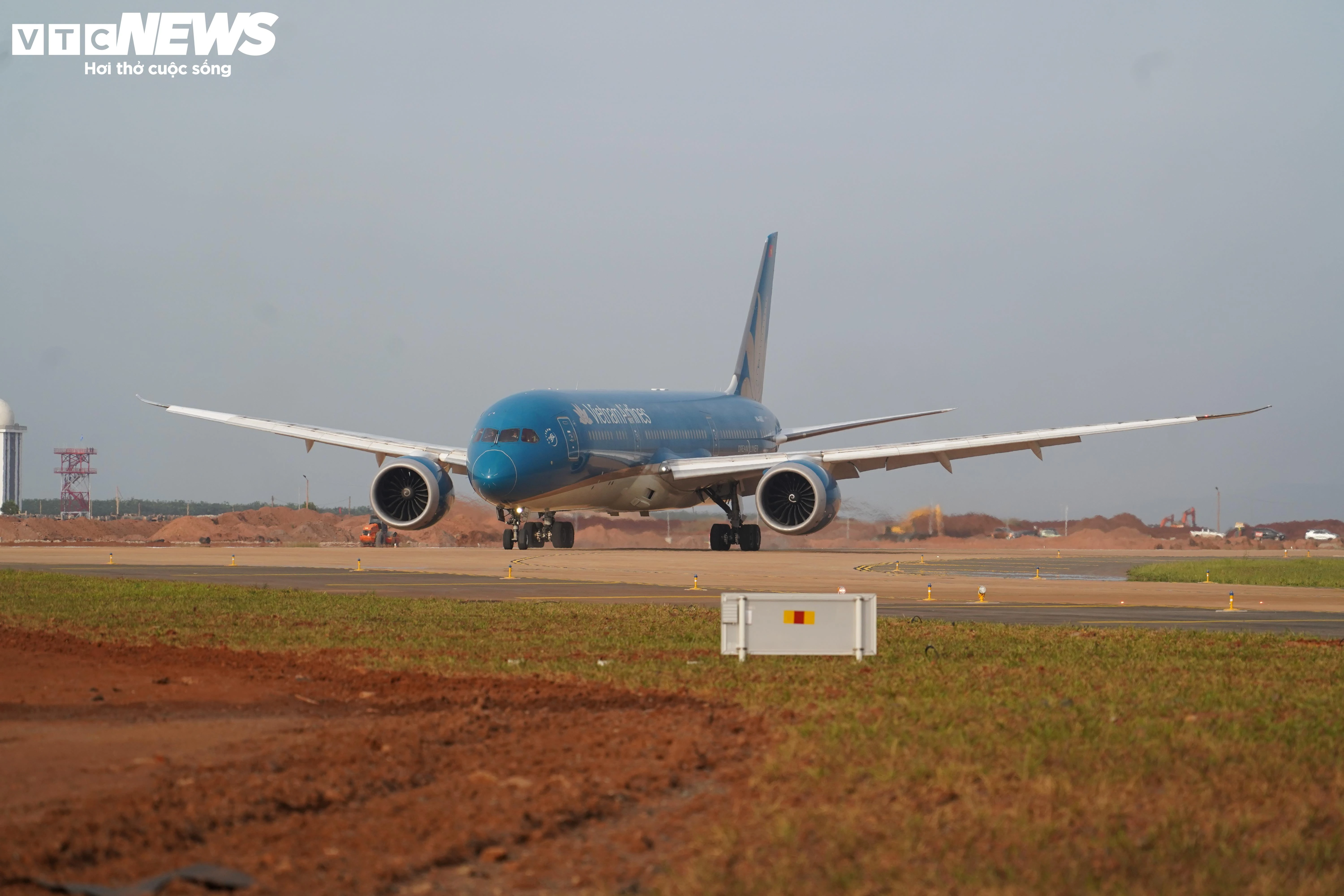 Cận cảnh máy bay lớn nhất Việt Nam hạ cánh xuống sân bay Long Thành - 8