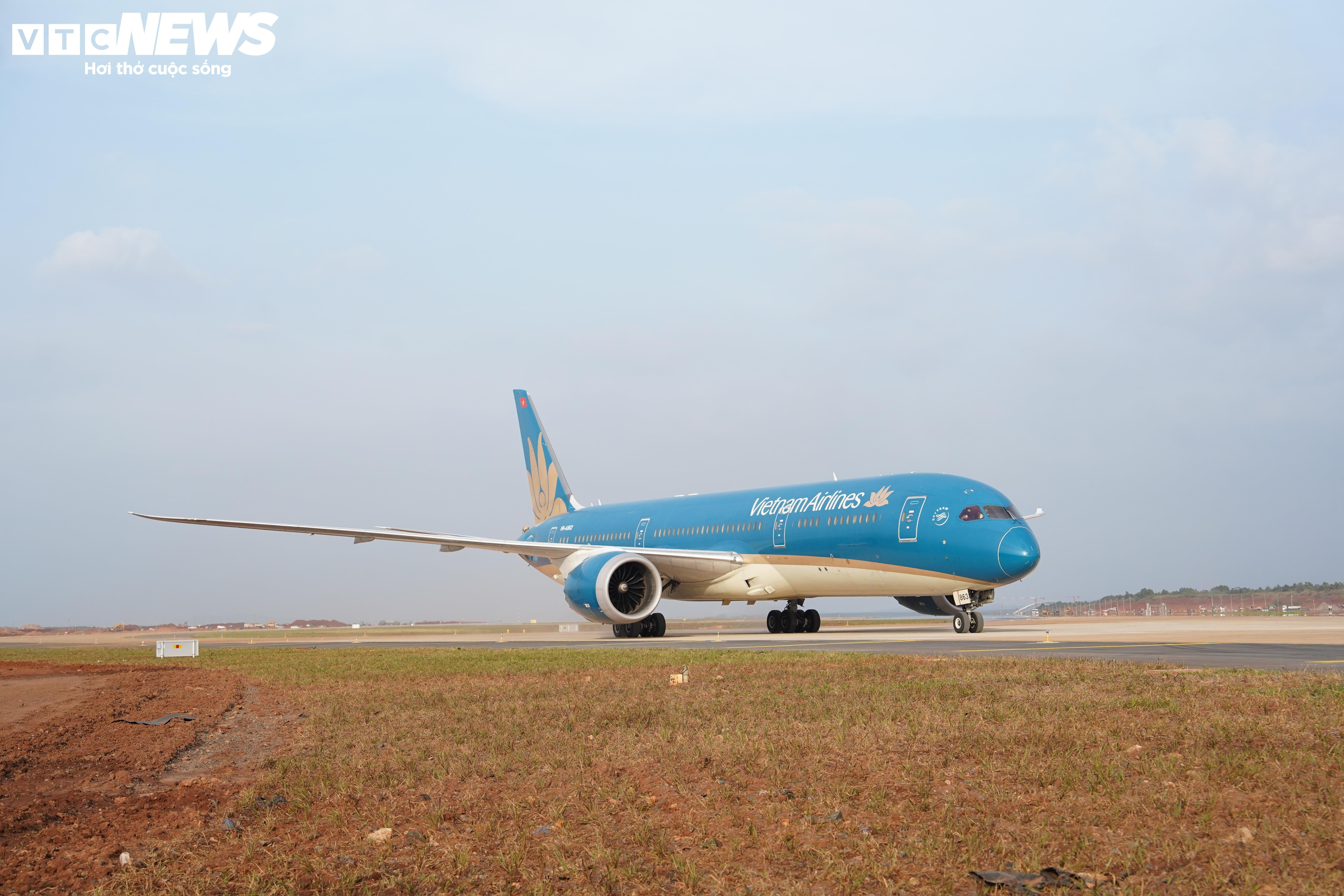 Cận cảnh máy bay lớn nhất Việt Nam hạ cánh xuống sân bay Long Thành - 9