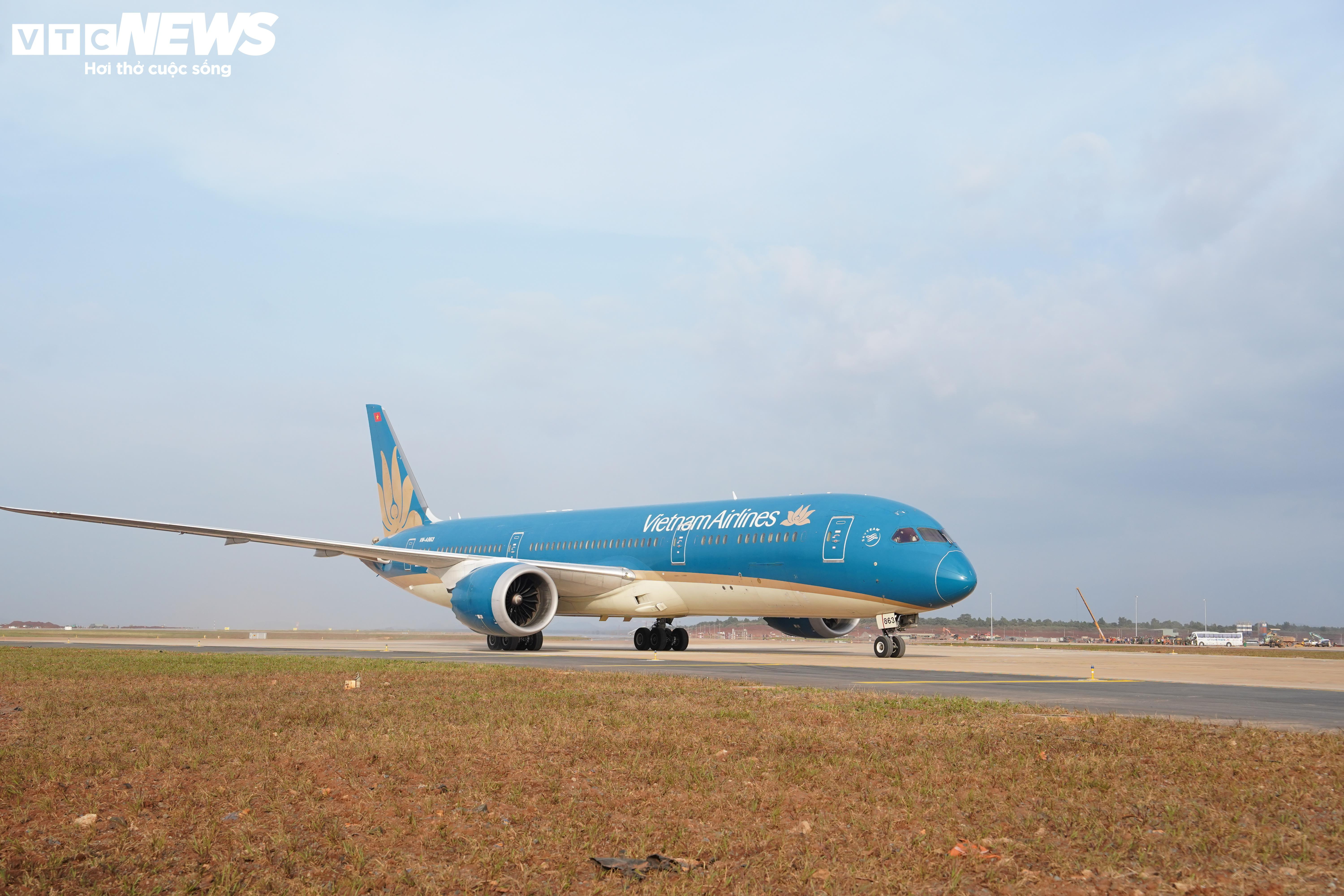 Cận cảnh máy bay lớn nhất Việt Nam hạ cánh xuống sân bay Long Thành - 10