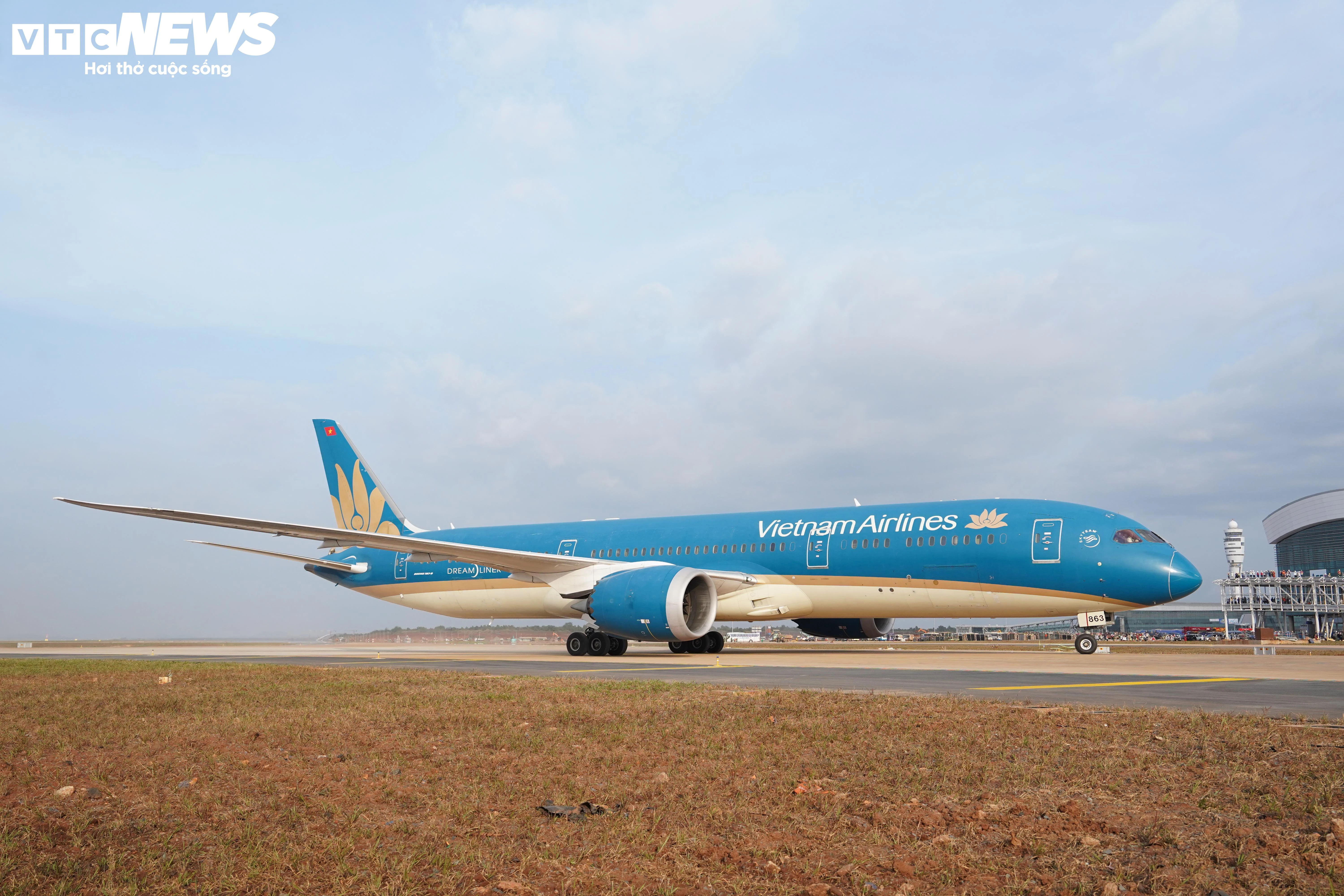 Cận cảnh máy bay lớn nhất Việt Nam hạ cánh xuống sân bay Long Thành - 3