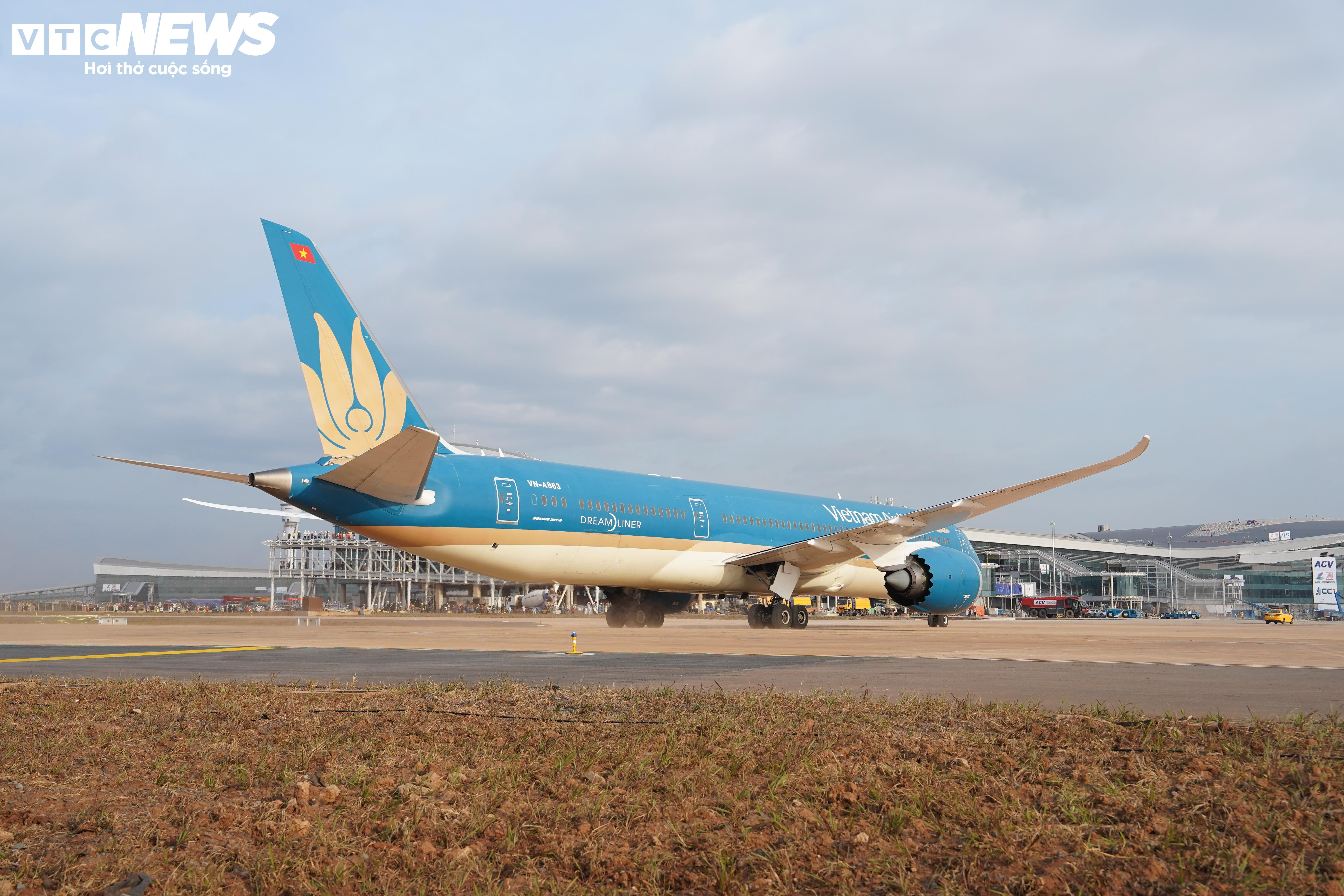 Cận cảnh máy bay lớn nhất Việt Nam hạ cánh xuống sân bay Long Thành - 11