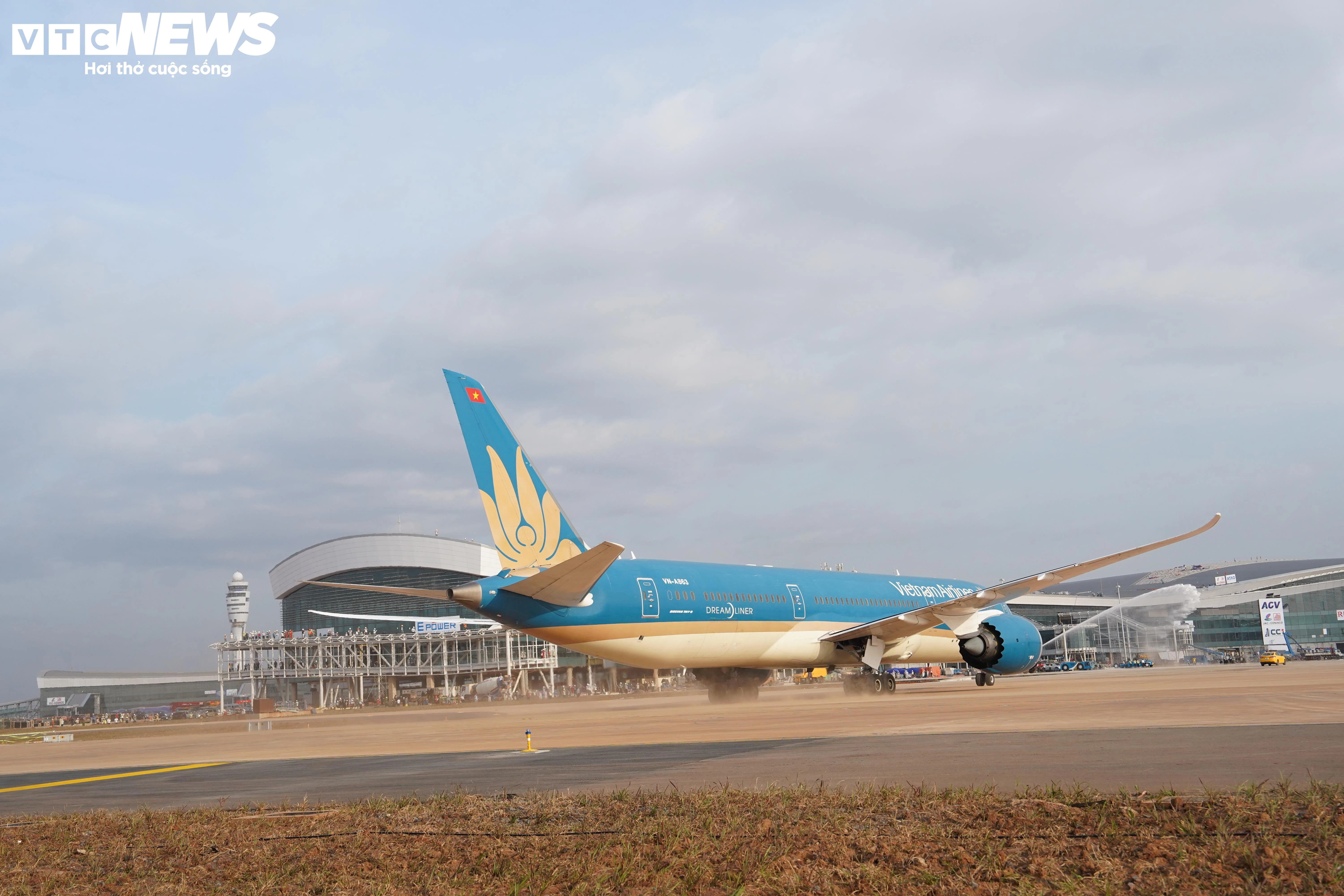 Cận cảnh máy bay lớn nhất Việt Nam hạ cánh xuống sân bay Long Thành - 12