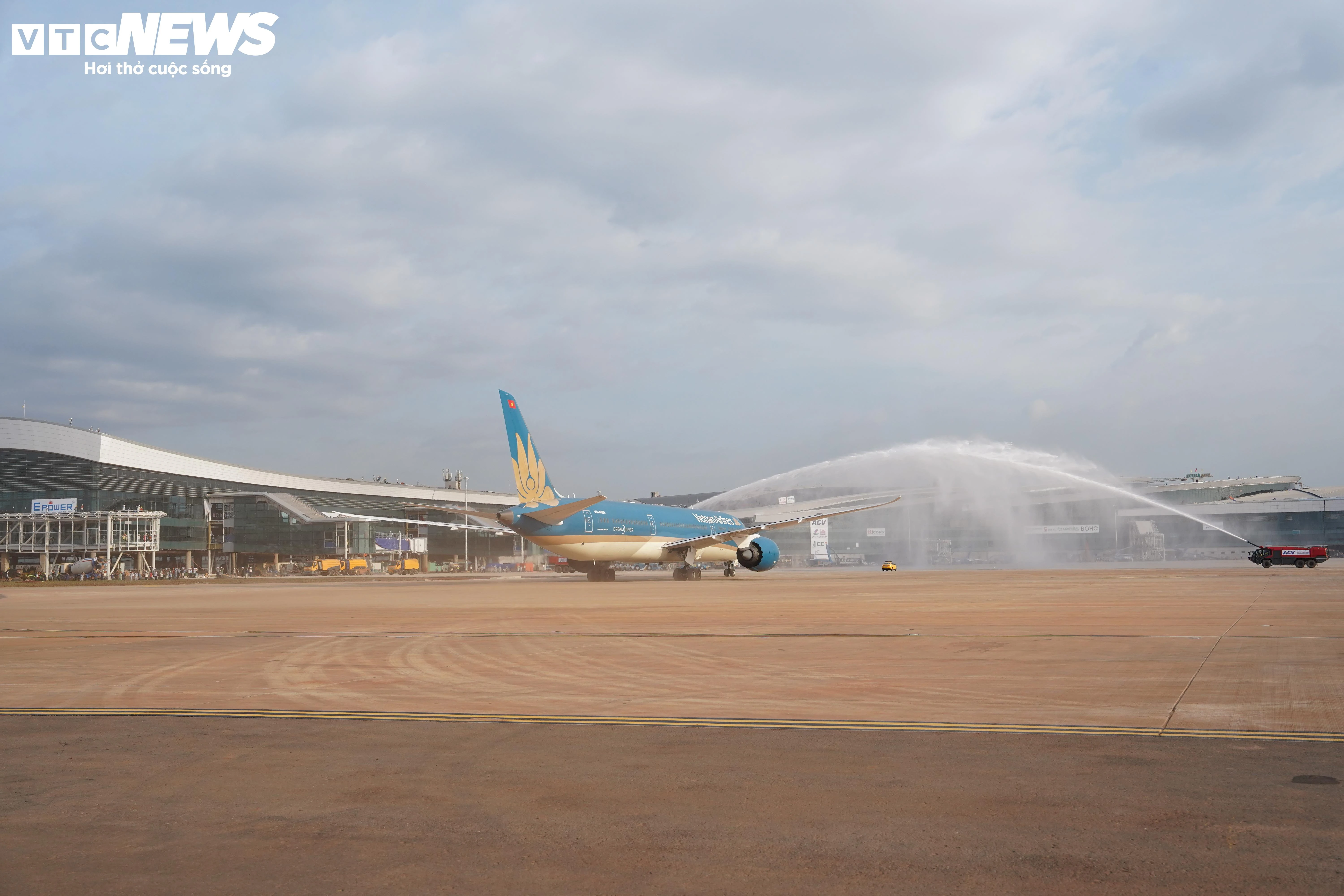 Cận cảnh máy bay lớn nhất Việt Nam hạ cánh xuống sân bay Long Thành - 13