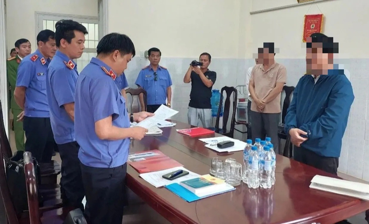 Cơ quan điều tra Viện KSND tối cao tống đạt quyết định khởi tố một bị can. (Ảnh: BVPL)
