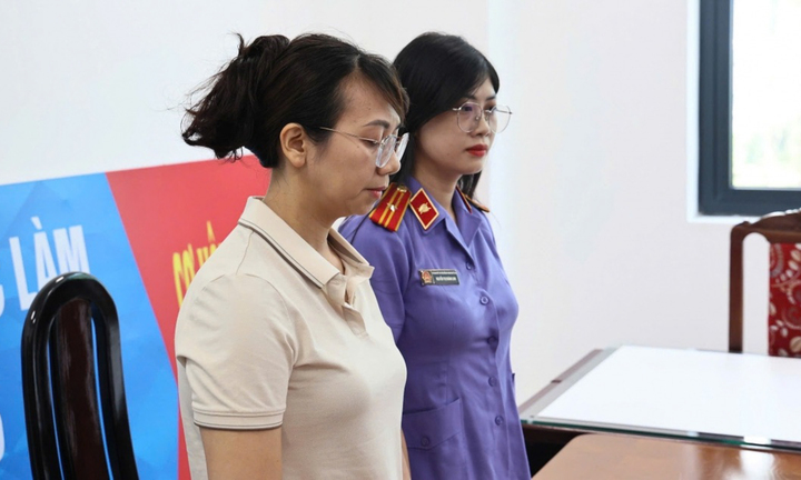 Cơ quan điều tra VKSND Tối cao thi hành lệnh khởi tố cựu kiểm sát viên Lê Thị Hồng Nhung (áo trắng) về tội 