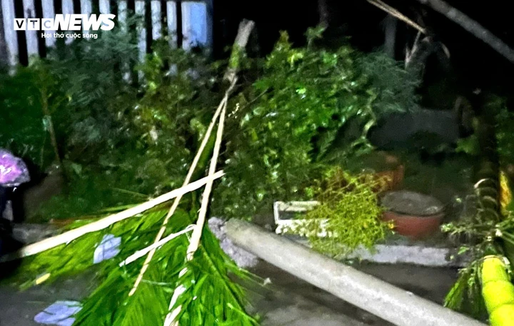 Sáng 17/11, ông Lê Văn Ninh, Chủ tịch UBND xã Chiên Đàn, TP Đà Nẵng, cho biết, khoảng 22h30 ngày 16/11, một trận lốc xoáy xuất hiện trên địa bàn xã khiến nhiều nhà dân chịu thiệt hại năng.