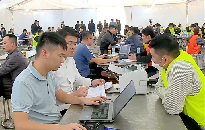 Bóc gỡ đường dây giả danh 