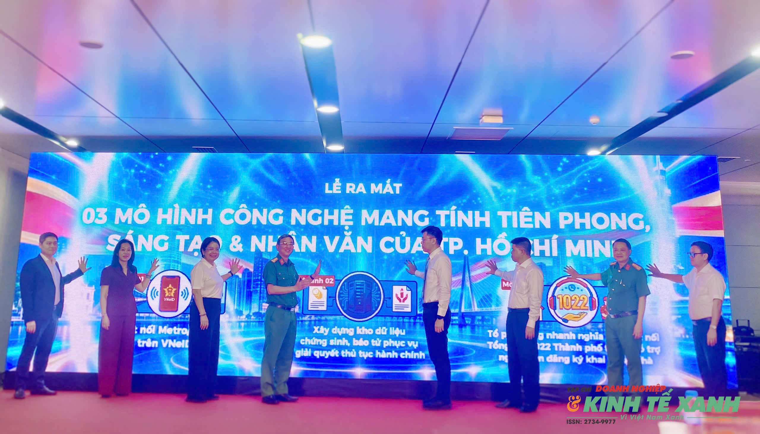 Đại diện lãnh đạo TP.HCM, Công an Thành phố - Cơ quan Thường trực Tổ công tác Đề án 06, cùng các sở, ban, ngành đã thực hiện nghi thức ra mắt 3 mô hình công nghệ. (Ảnh: Võ Nga)