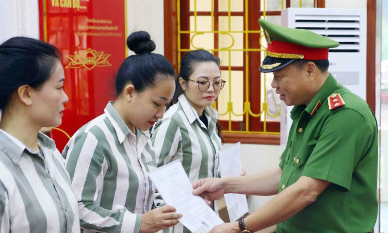 Trung tướng Nguyễn Văn Phục, Cục trưởng Cảnh sát quản lý tạm giữ, tạm giam và Thi hành án hình sự tại cộng đồng (Bộ Công an) trao Quyết định đặc xá của Chủ tịch nước cho các phạm nhân tại Trại giam Ninh Khánh, ngày 1/5.